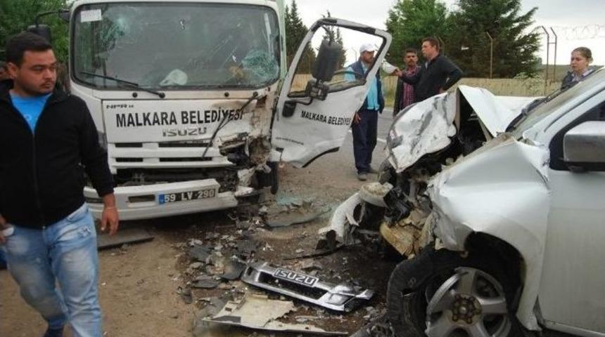 &Ccedil;&ouml;p Kamyonu İle Pikap &Ccedil;arpıştı: 4 Yaralı