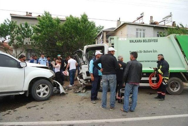 &Ccedil;&ouml;p Kamyonu İle Pikap &Ccedil;arpıştı: 4 Yaralı 1