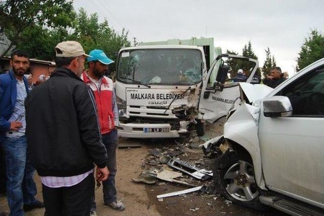 &Ccedil;&ouml;p Kamyonu İle Pikap &Ccedil;arpıştı: 4 Yaralı 2