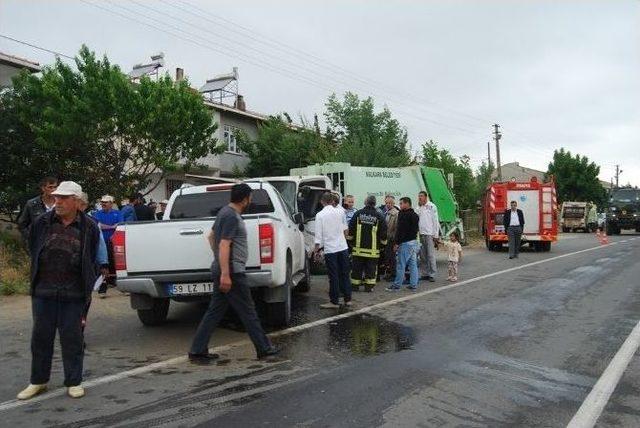 &Ccedil;&ouml;p Kamyonu İle Pikap &Ccedil;arpıştı: 4 Yaralı 3