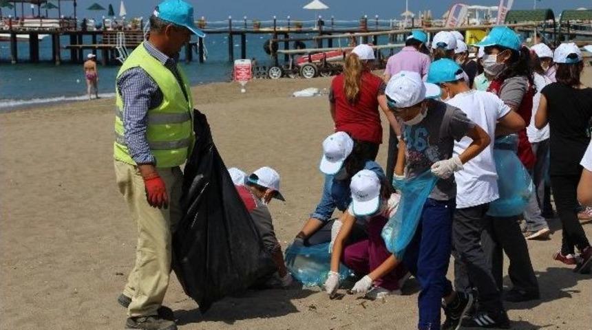 Aksu&rsquo;da &Ouml;ğrenciler Plajları Temizledi
