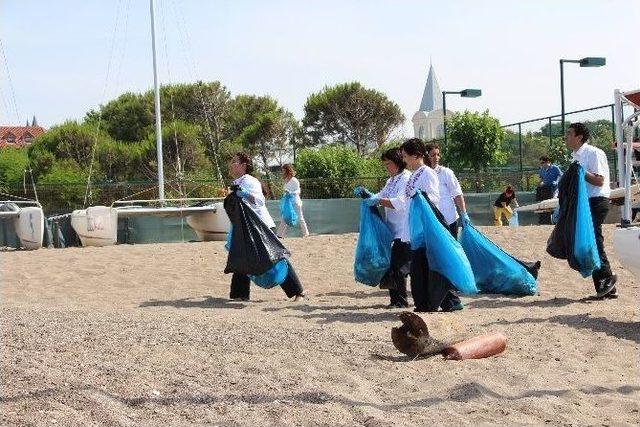 Aksu’da Öğrenciler Plajları Temizledi