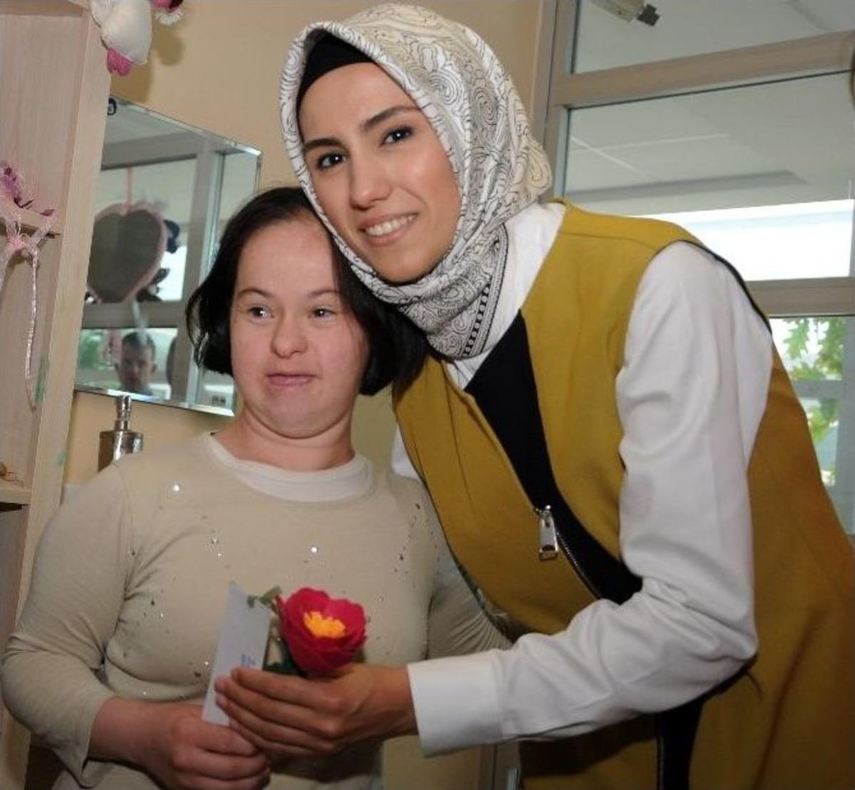 S&uuml;meyye Erdoğan, Engelli &Ouml;ğrencileri Ziyaret Etti