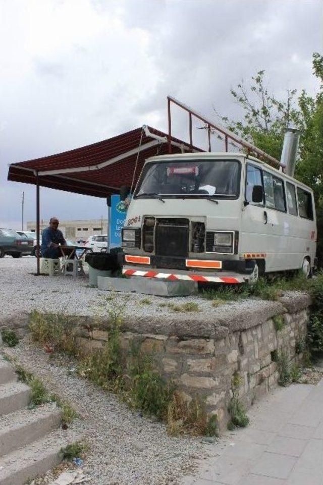G&uuml;neş Enerjisini Kullanan Seyyar Satıcı G&ouml;renleri Şaşırtıyor 1