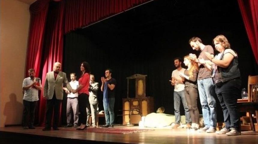 Burhaniyeli Amat&ouml;rler Bozcaada&rsquo;da Sahne Aldı