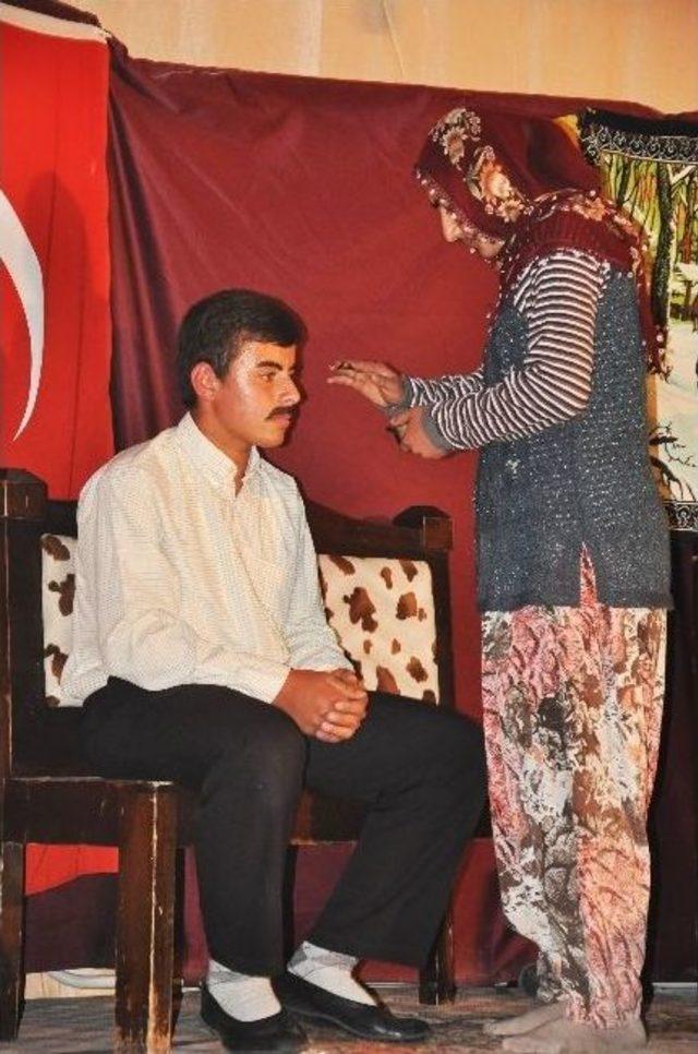 Sorgun&rsquo;da &ldquo;&ccedil;anakkale&rsquo;de D&uuml;ğ&uuml;n&rdquo; İsimli Tiyatro Oyunu B&uuml;y&uuml;k Beğeni Topladı 2