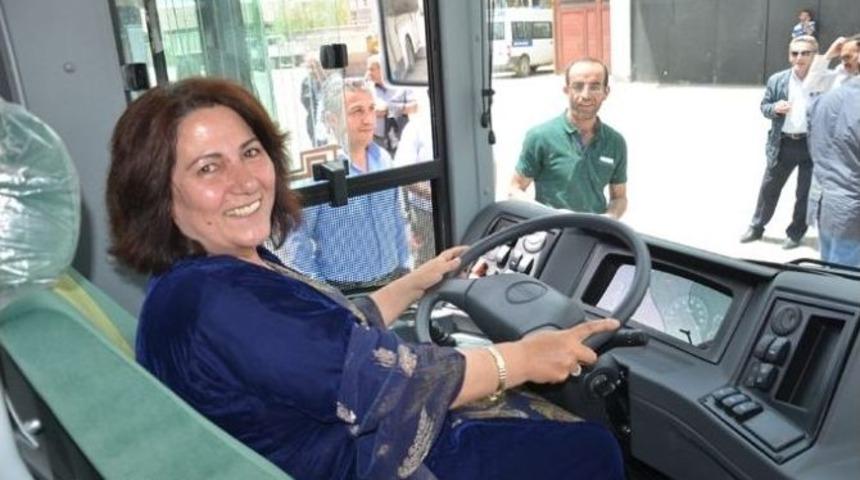 Y&uuml;ksekova Belediyesi Aldığı 4 Otob&uuml;s&uuml; Hizmete Soktu