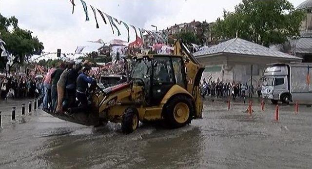 (özel Haber) Üsküdar’da Denizle Kara Birleşti, Vatandaşlar Kepçeyle Taşındı