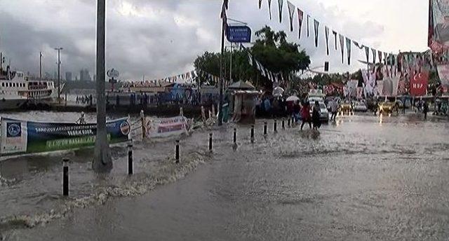 (özel Haber) Üsküdar’da Denizle Kara Birleşti, Vatandaşlar Kepçeyle Taşındı