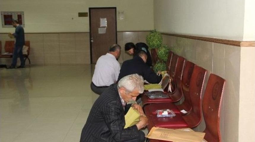 Sandık Kurulu Başkanları Se&ccedil;im Torbalarını Aldı
