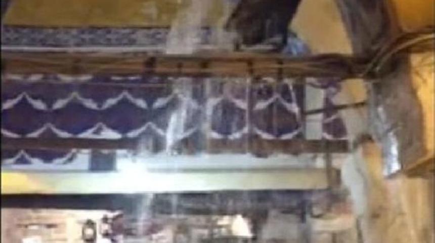 Kapalı&ccedil;arşı'yı Su Bastı, Zabıta Aracı Mahsur Kaldı