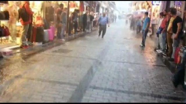Kapalı&ccedil;arşı yı Su Bastı, Zabıta Aracı Mahsur Kaldı 3