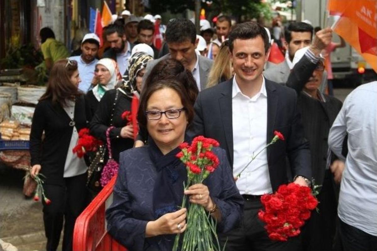 Ak Parti&rsquo;den Yağmur Altında Sevgi Y&uuml;r&uuml;y&uuml;ş&uuml;