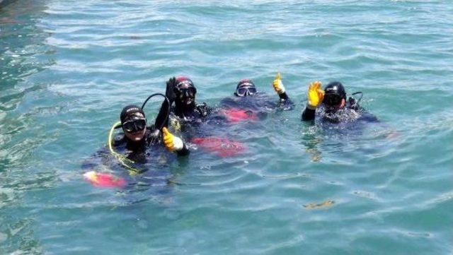 Dalgıçlardan Çanakkale Boğazı'nda Deniz Dibi Temizliği