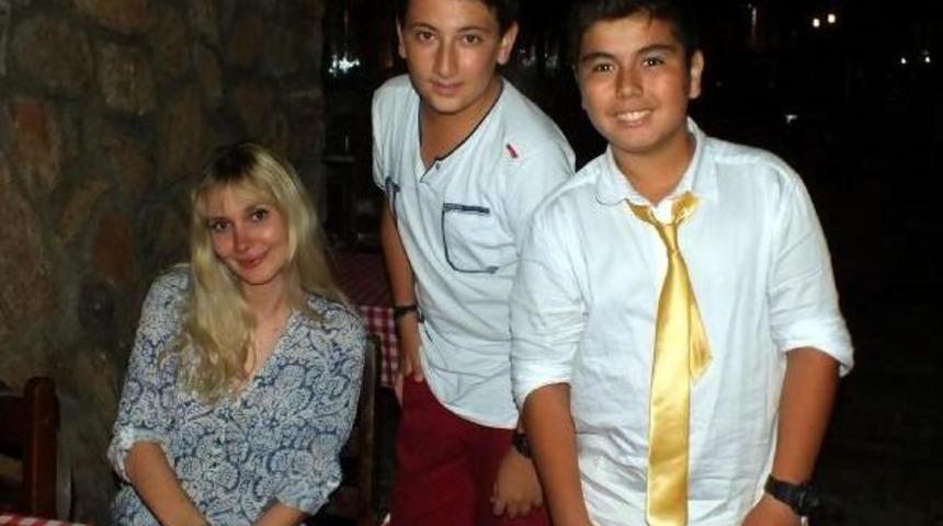 Şarkıcı G&ouml;k&ccedil;e'den 'oy Kullanın' Mesajı