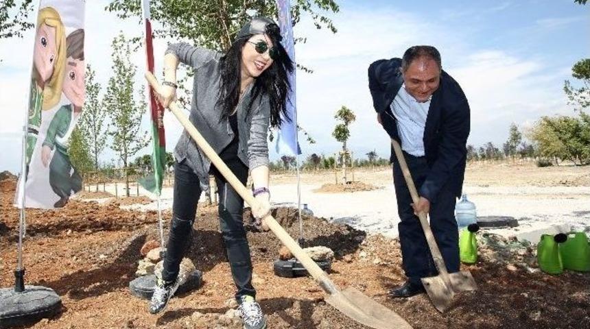 Hande Yener&rsquo;in Expo&rsquo;da Dikili Ağacı Oldu
