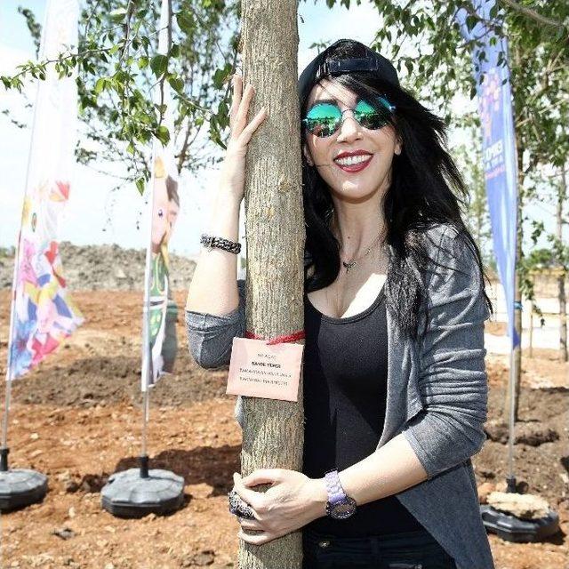 Hande Yener’in Expo’da Dikili Ağacı Oldu
