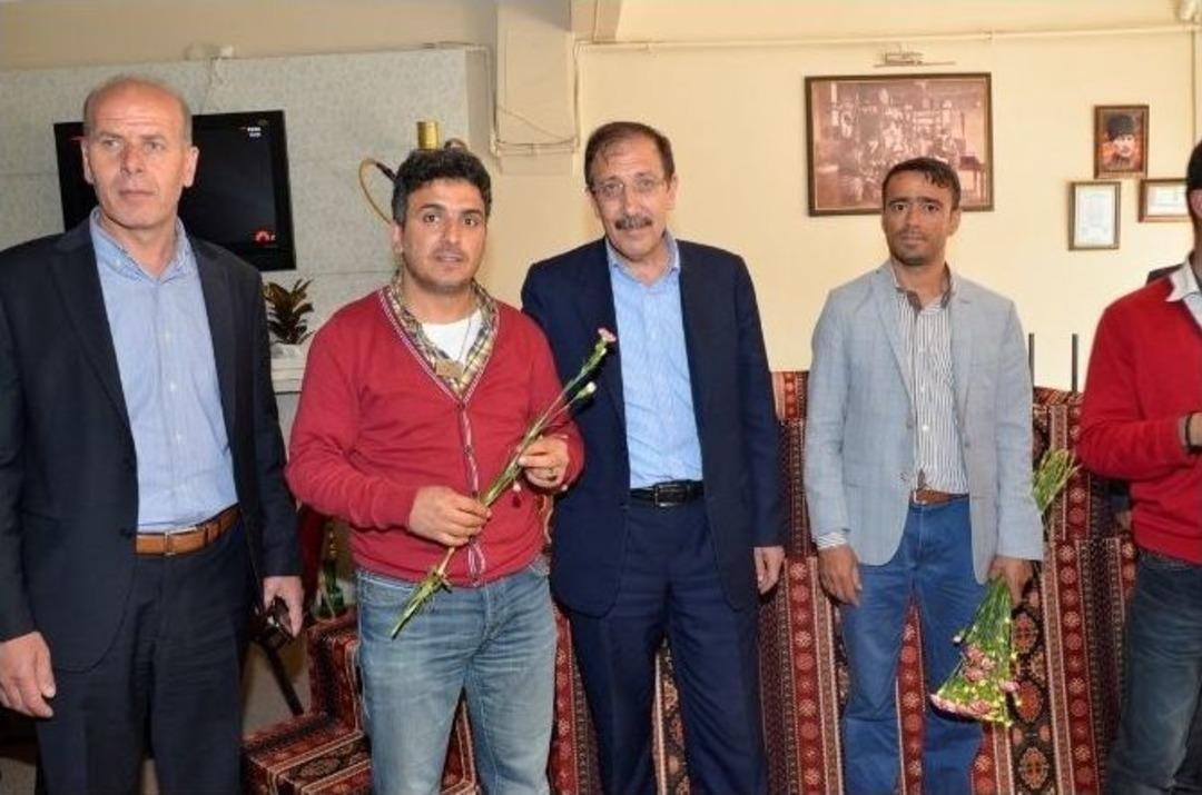 Belediye Başkanı Bulutlar Esnafı Gezdi, İnce Mesajlar Verdi