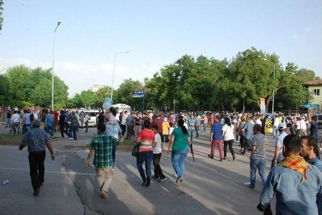 Hdp’nin Diyarbakır Mitinginde Patlama