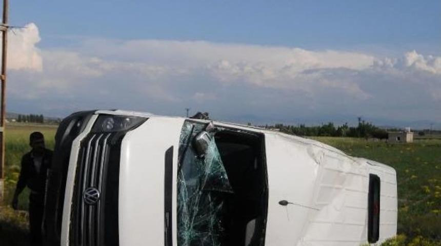 Midib&uuml;s Ile S&uuml;t Aracı &Ccedil;arpıştı: 14 Yaralı