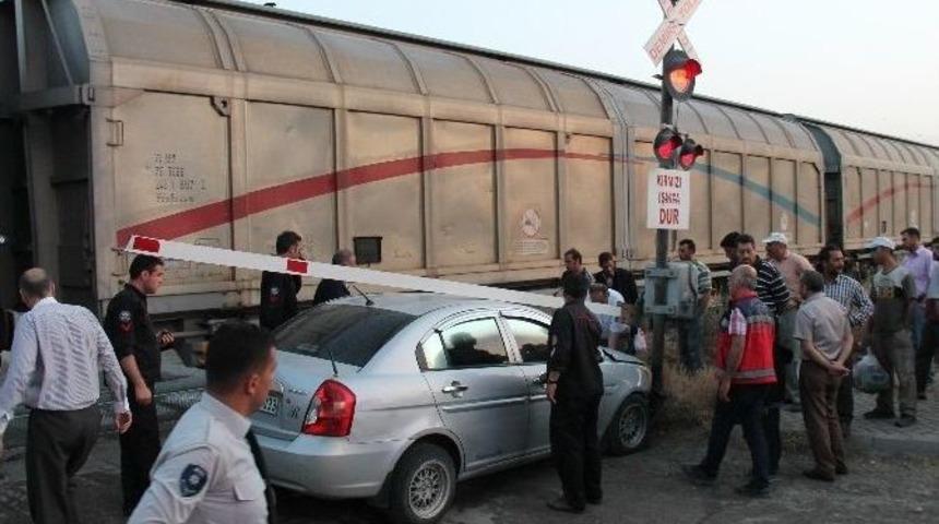 Elazığ&rsquo;da Hemzemin Ge&ccedil;itte Kaza: 4 Yaralı