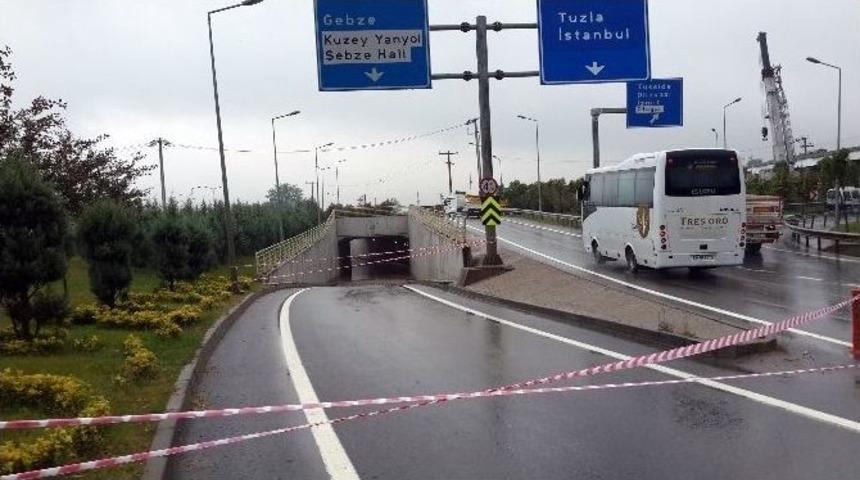 Kocaeli&rsquo;de Sağanak Yağmur Trafiği Fel&ccedil; Etti