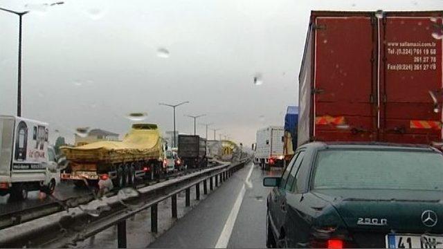 Kocaeli&rsquo;de Sağanak Yağmur Trafiği Fel&ccedil; Etti 1