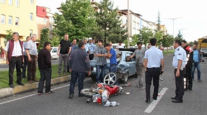 Kamyonun Altında Kalan Motosiklet S&uuml;r&uuml;c&uuml;s&uuml; Hayatını Kaybetti