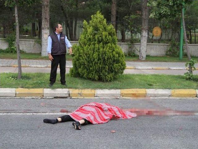 Kamyonun Altında Kalan Motosiklet S&uuml;r&uuml;c&uuml;s&uuml; Hayatını Kaybetti 3