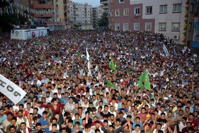Diyarbakır da Hdp Mitinginde Patlama: 2 &Ouml;l&uuml;, 90 Yaralı (5) 2