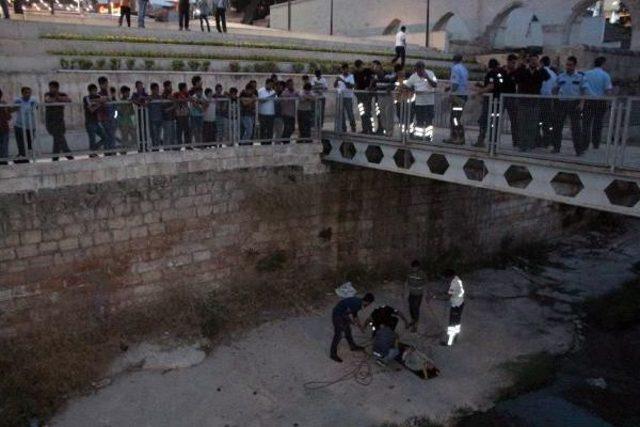 Şanlıurfa’Da Dereye Düşen Suriyeli Yaralandı