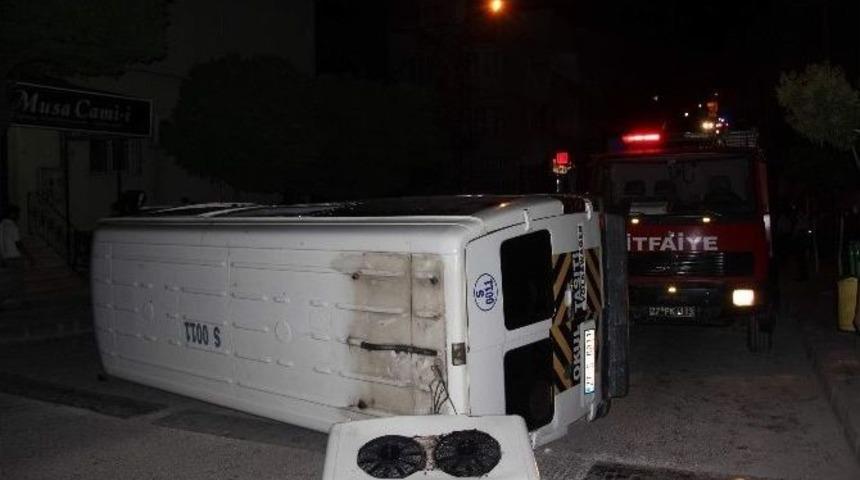 Ticari Ara&ccedil;la &Ccedil;arpışan Minib&uuml;s Yolun Ortasında Yan Yattı: 5 Yaralı