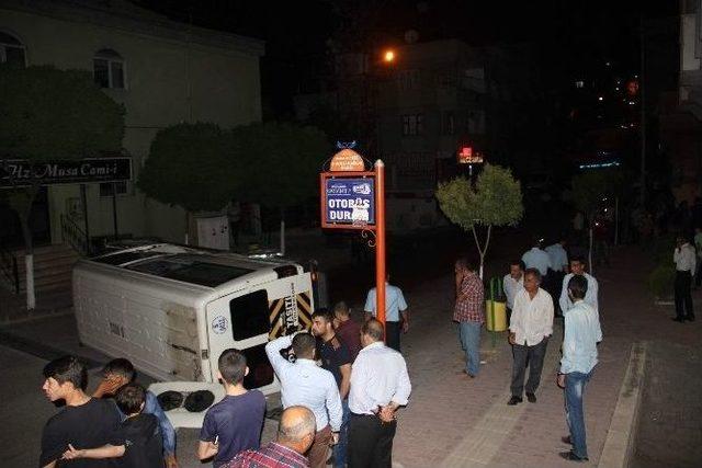 Ticari Araçla Çarpışan Minibüs Yolun Ortasında Yan Yattı: 5 Yaralı