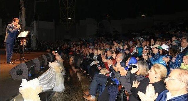 Yağmur Altında &lsquo;t&uuml;rk Sanat M&uuml;ziği Gecesi&rsquo; 1