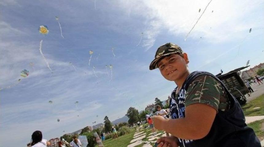 Karşıyaka&rsquo;da U&ccedil;urtmalar &lsquo;temiz &Ccedil;evre&rsquo; İ&ccedil;in Havalandı