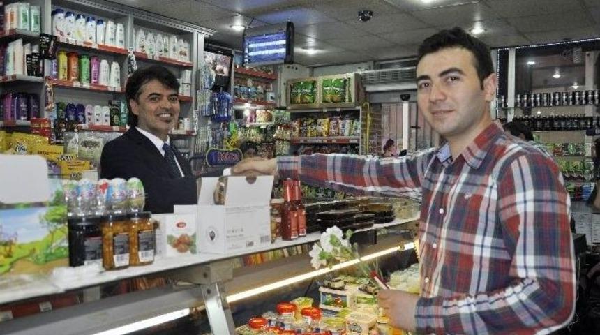 Bağımsız Milletvekili Adayı Biricik Esnafa Karanfil Dağıttı