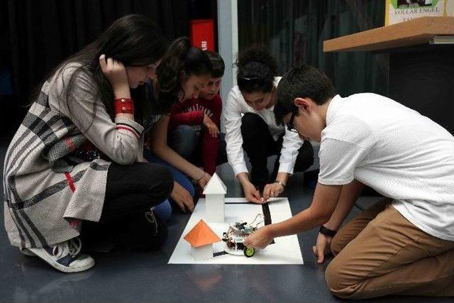 Bilim Merkezi&rsquo;nde Robotlar Yarıştı 1