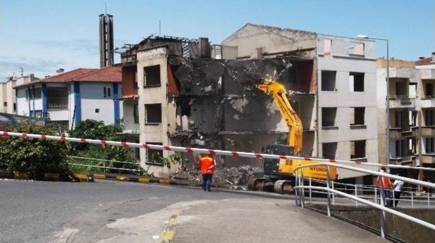 Hastane İ&ccedil;in Kamulaştırılan Binaların Yıkımına Başlandı