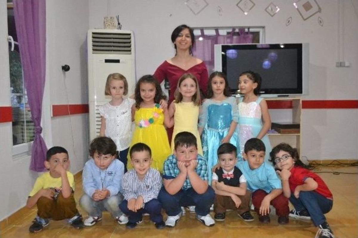 Anaokulunu Bitiren Minik &Ouml;ğrencilere Mezuniyet Gecesi