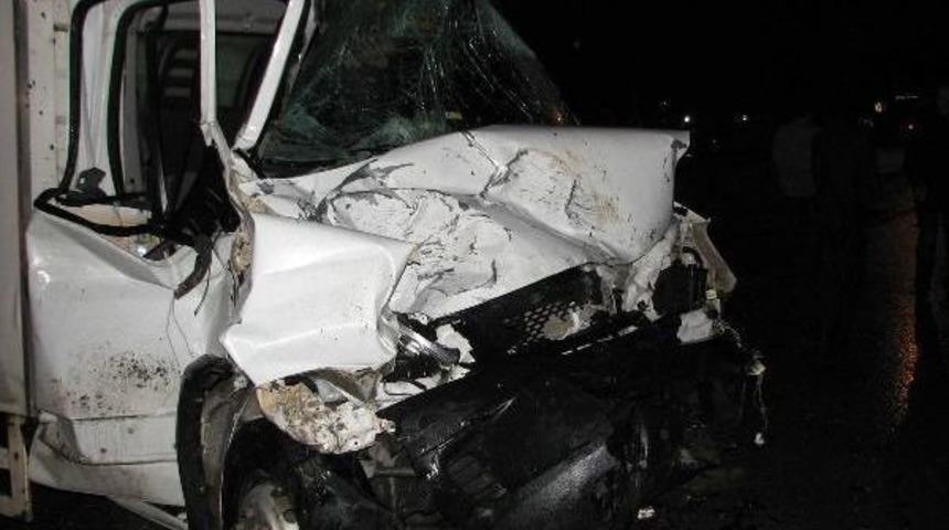 Otomobil Karşı Şeride Ge&ccedil;ti: 2 &Ouml;l&uuml;, 2 Yaralı