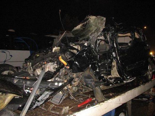 Otomobil Karşı Şeride Ge&ccedil;ti: 2 &Ouml;l&uuml;, 2 Yaralı 1