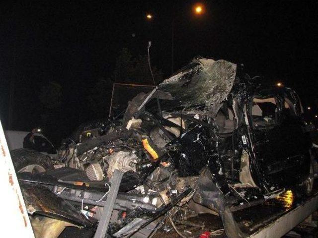 Otomobil Karşı Şeride Ge&ccedil;ti: 2 &Ouml;l&uuml;, 2 Yaralı 2