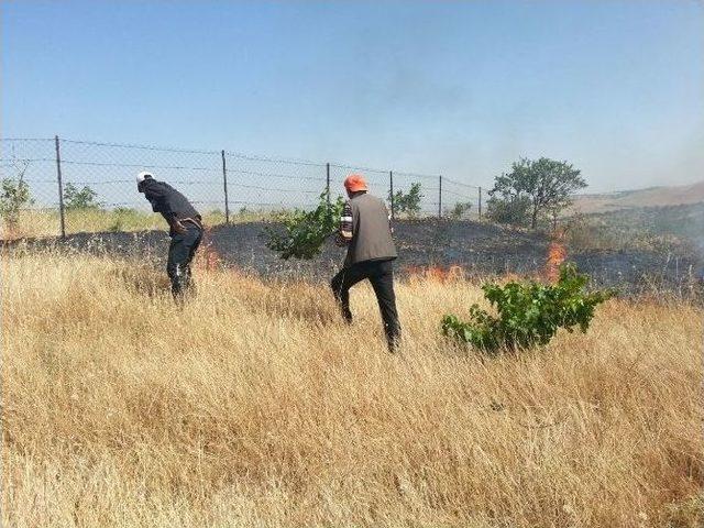 Siirt&rsquo;te İlkel Y&ouml;ntemlerle Yangın S&ouml;nd&uuml;rme 1