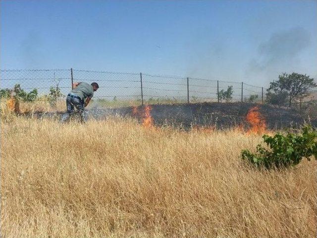Siirt&rsquo;te İlkel Y&ouml;ntemlerle Yangın S&ouml;nd&uuml;rme 2