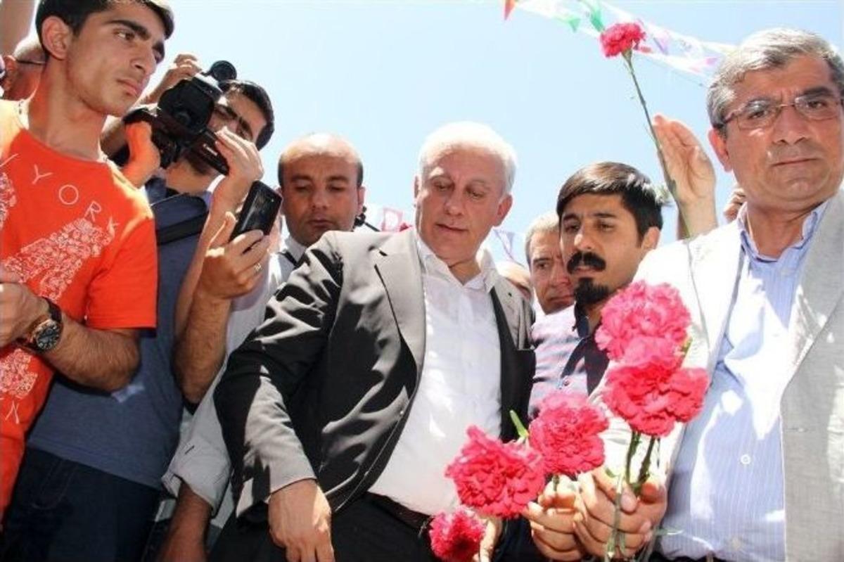 Stk Temsilcileri Patlamanın Yaşandığı Yere Karanfil Bıraktı