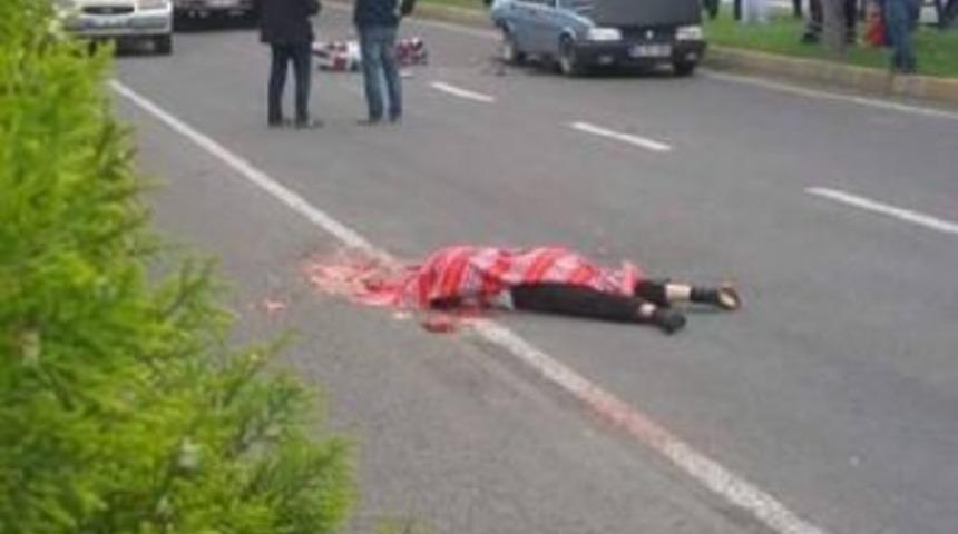 Motosiklet S&uuml;r&uuml;c&uuml;s&uuml; Kamyonun Altında Kaldı