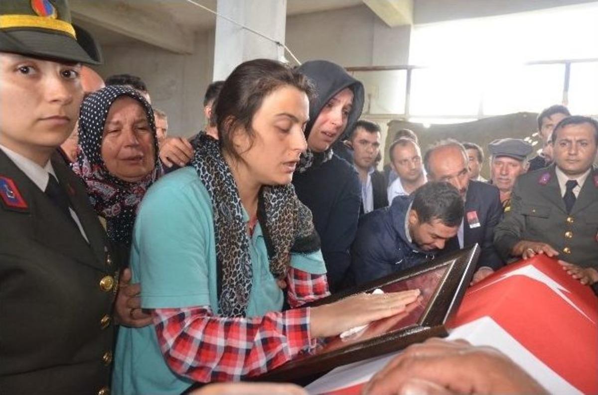 Şehit Uzman &Ccedil;avuş Toprağa Verildi