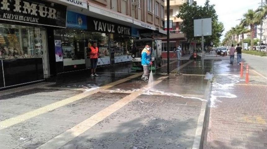 Didim&rsquo;de Sokak, Cadde Ve Duraklar Temizleniyor