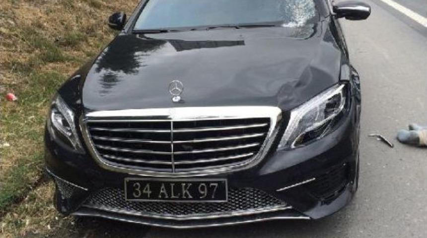 Makam Aracı Emniyet Şeridinde Bekleyen Yayaya Çarptı