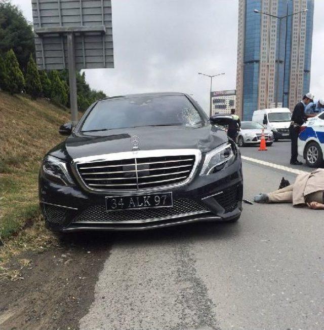 Makam Aracı Emniyet Şeridinde Bekleyen Yayaya Çarptı